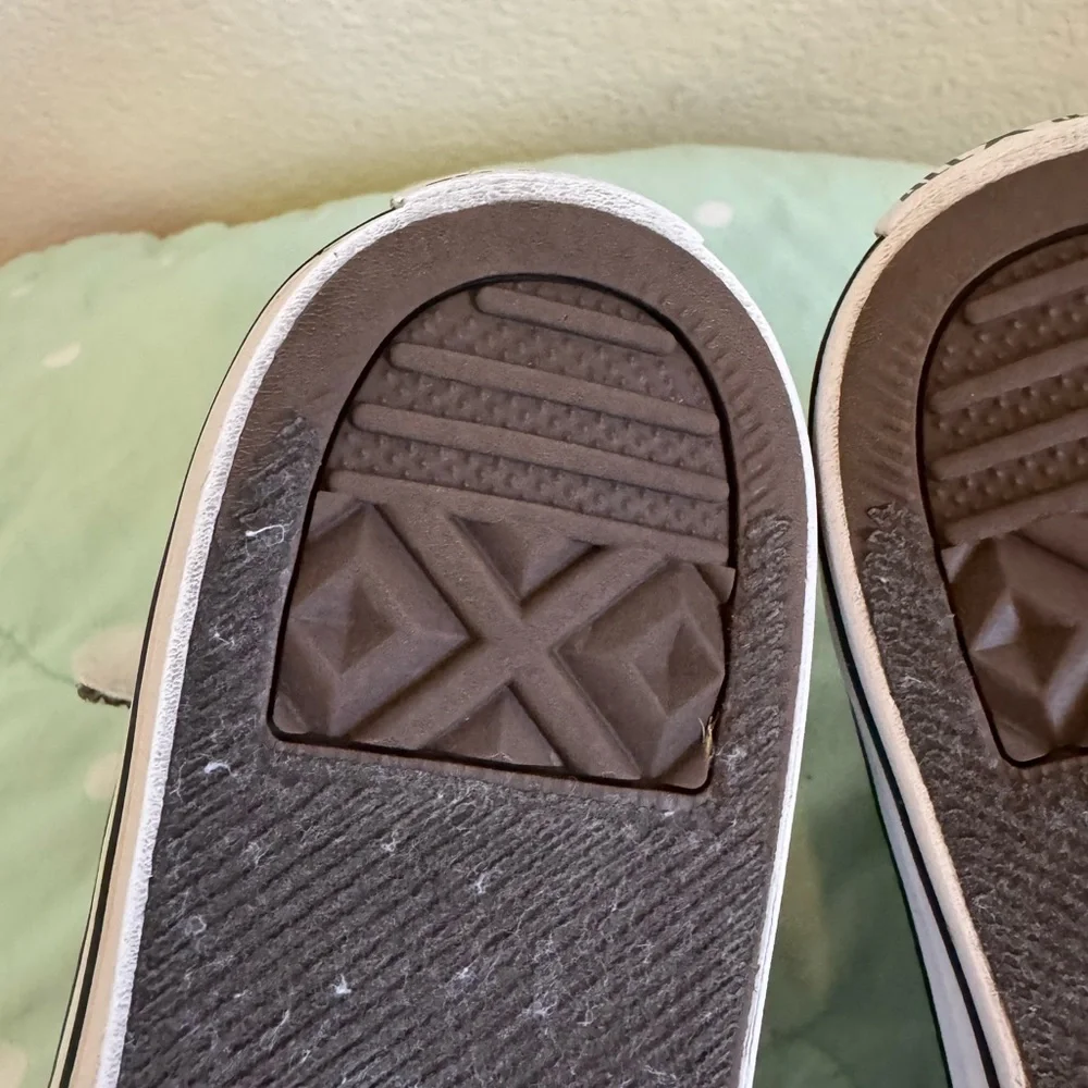 Converse Brown Bear and Trees Pattern Sneakers Kids size 3